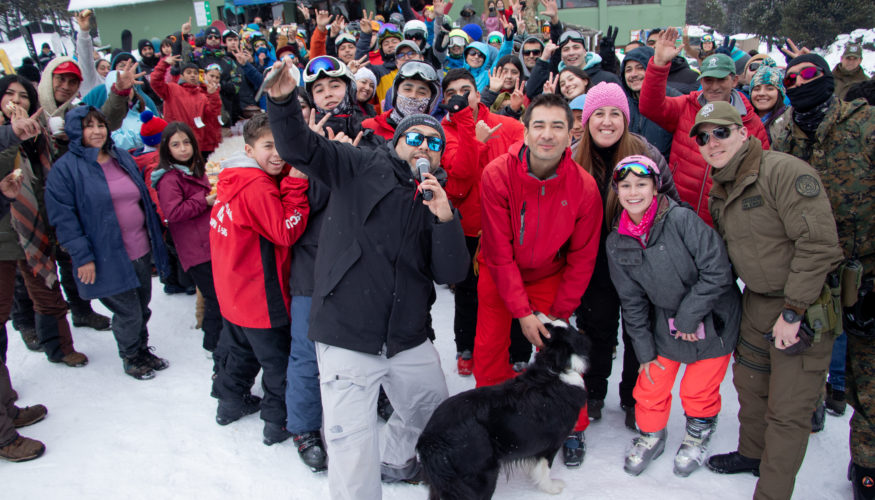 grupo de personas sobre la nieva celebrando que vilcun es destino turistico